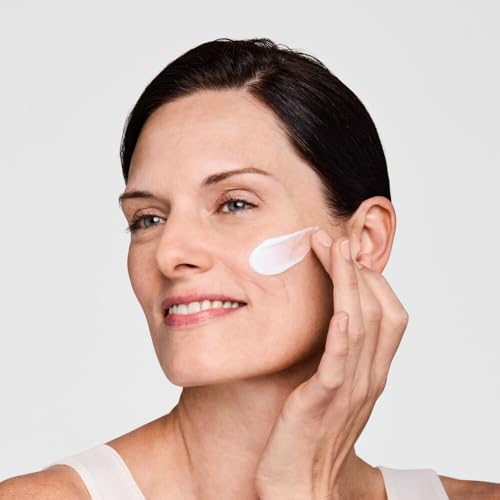 Estée Lauder DayWear Multi-Protection Moisturizer SPF 15 - Image 2